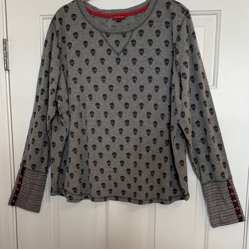 PJ SALVAGE Size XL.Gray Skull Print Long Sleeve Top, soft thermal